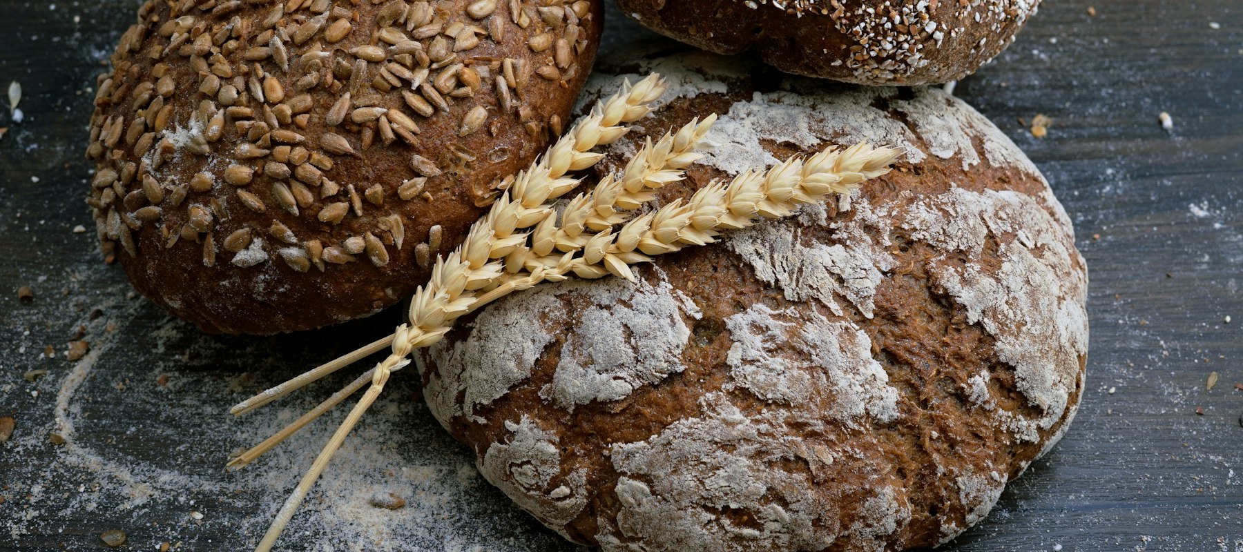 Pains de campagne farinés et épi de blé, visuel du site de la Boulangerie Arizona
